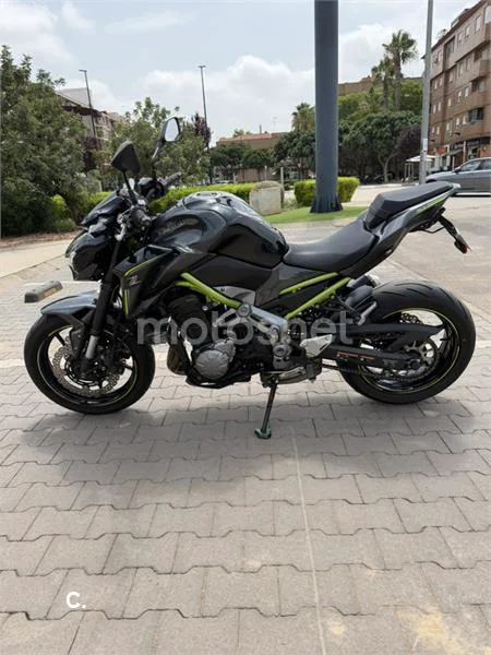 Kawasaki Z900 - Vista 1