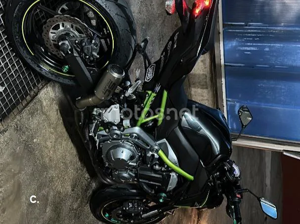 Kawasaki Z900 - Vista 1