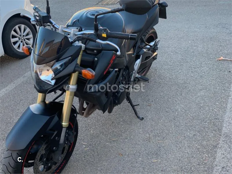 Suzuki GSR750 - Vista 1