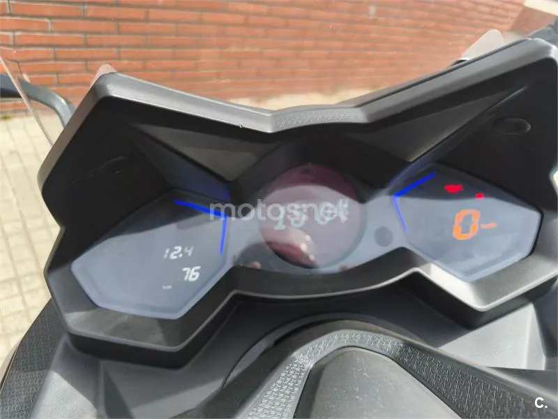 Kymco AK 550 - Vista 1