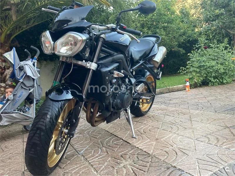 Triumph Street Triple R 4100 € 2011 Madrid - 1